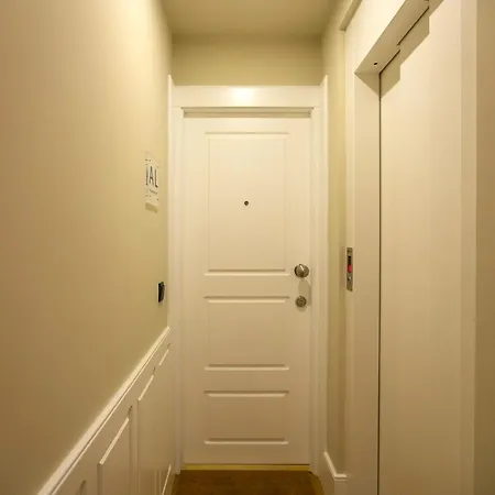 Charming In Historic Downtown Apartment *